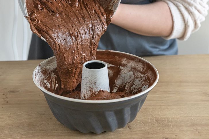Gugelhupfform befüllen