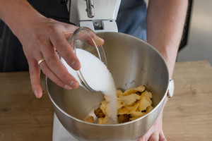 Zucker zu Butter und Marzipan geben