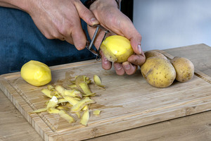 Kartoffeln schälen