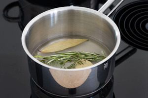 Gewürze im Topf mit Wasser aufkochen