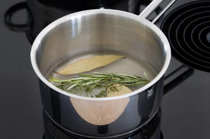 Gewürze im Topf mit Wasser aufkochen