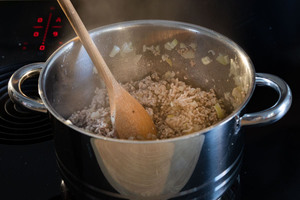 Hackfleisch und Zwiebeln anbraten
