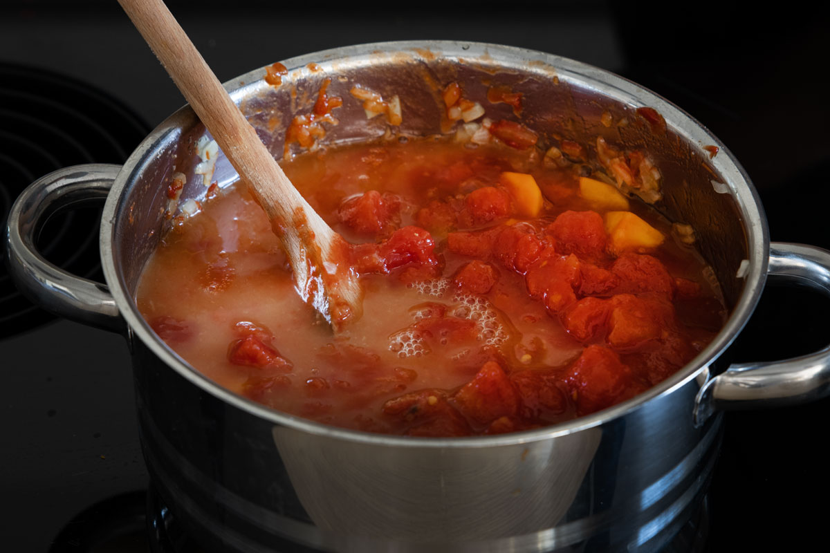 Tomaten zum Kürbis geben