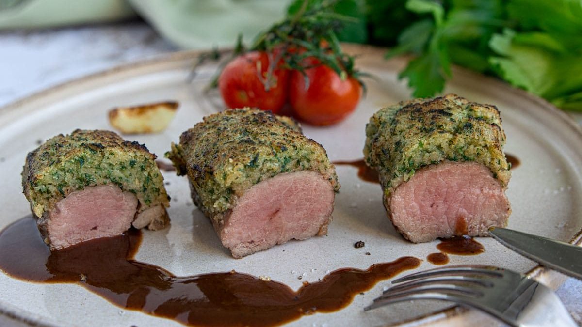 Lammlachse mit Kräuterkruste zubereiten | Rezept - eat.de