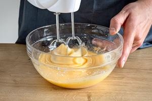 Eier und Zucker aufschlagen