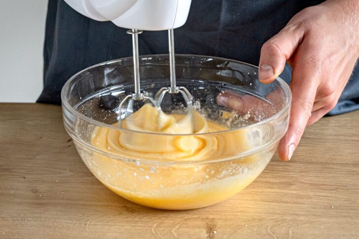 Eier und Zucker aufschlagen