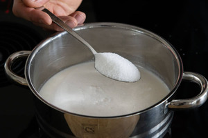 Zucker zur Milch geben