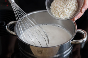 Milchreis zur Milch geben