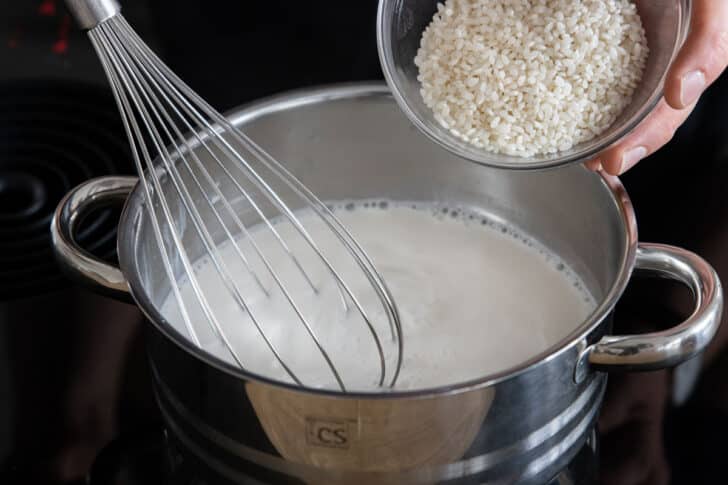 Milchreis zur Milch geben