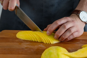 Mango in Stücke schneiden