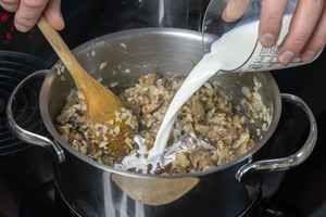 Milch in den Topf gießen