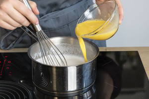 angerührtes Puddingpulver zur Milch geben