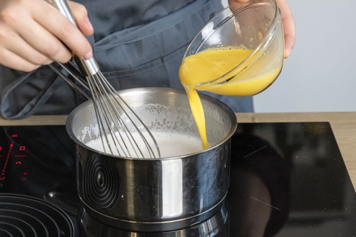 angerührtes Puddingpulver zur Milch geben