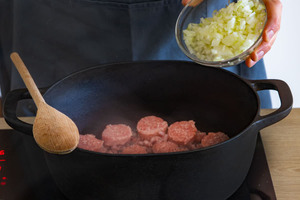 Mettwurst und Zwiebeln anbraten