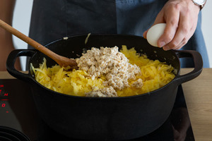 Ei zu Kartoffeln und Haferflocken geben