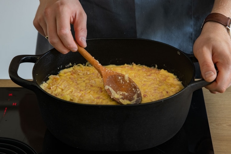 Rheinischer Döppekuchen mit Mettwurst | Rezept - eat.de