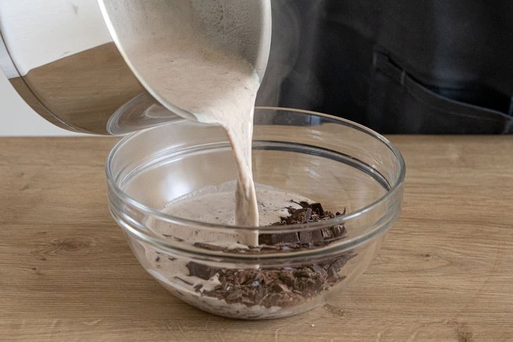 Milch zur Schokolade geben