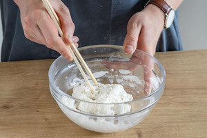 Teig für Sesambällchen verrühren
