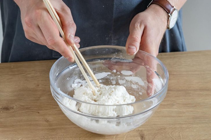 Teig für Sesambällchen verrühren