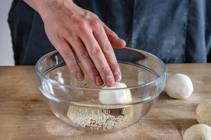 Sesambällchen in Sesam wälzen