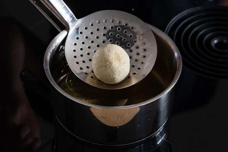 Sesambällchen frittieren