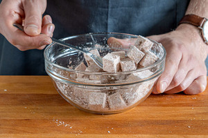 Tofu in Stärke wälzen