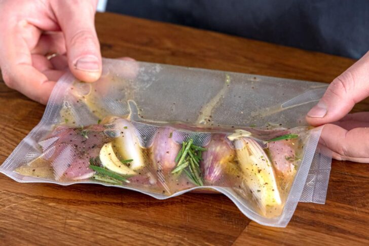 Lammlachse mit Marinade vakuumieren