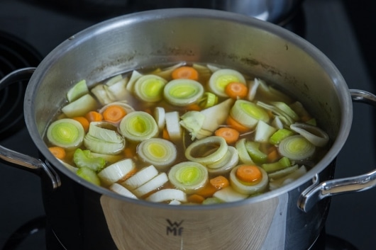 Gemüse im Topf kochen