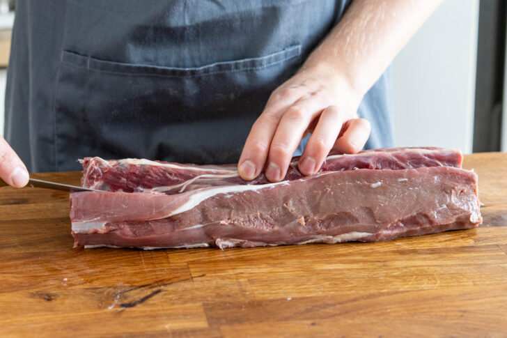 Fleisch an der Wirbelsäule einschneiden
