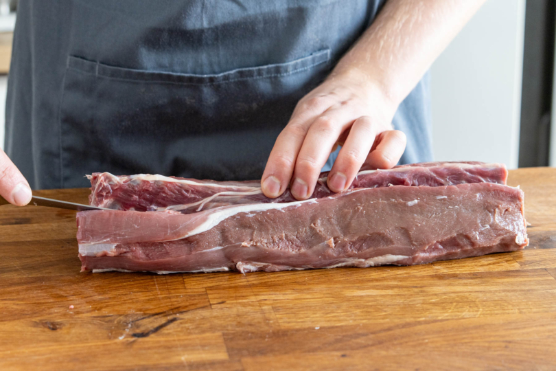Fleisch an der Wirbelsäule einschneiden