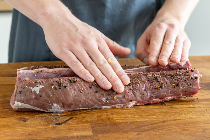 Fleisch mit den Gewürzen einreiben