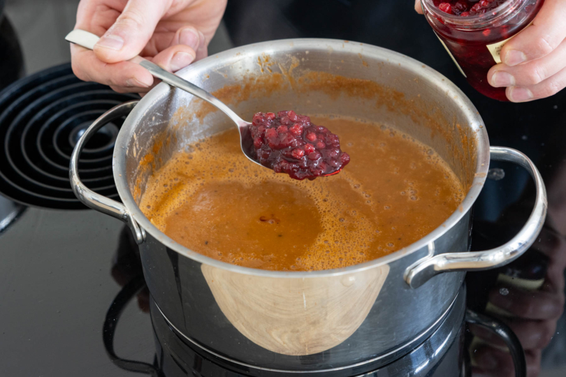 Preiselbeermarmelade zur Sauce geben