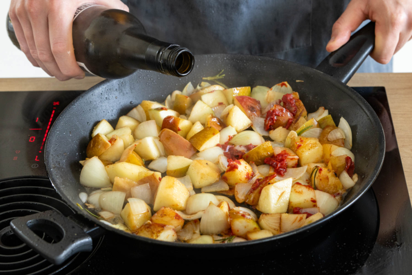 Äpfel und Gemüse mit Rotwein ablöschen