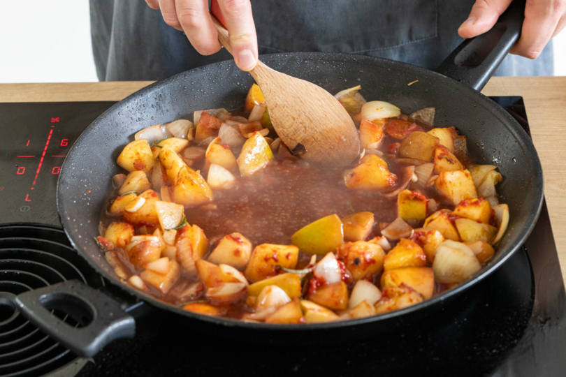 Gemüse für den Rehrücken in der Pfanne mit Tomatenmark abschmecken