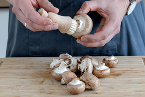 Champignons putzen