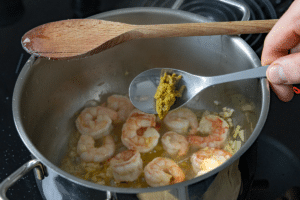 Currypaste zum Garnelencurry geben