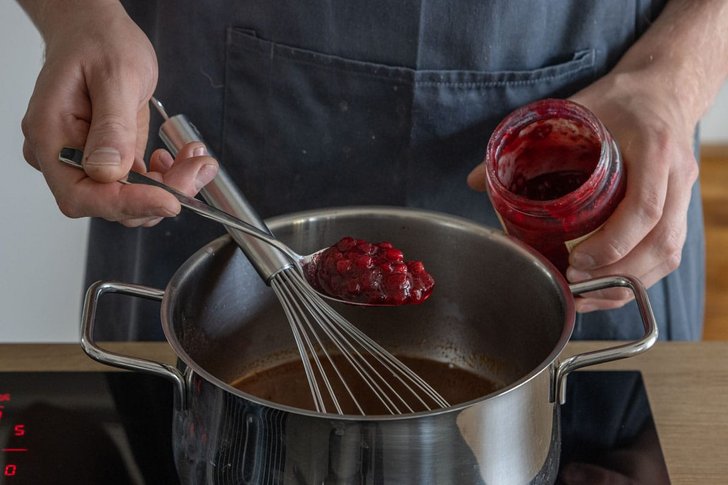 Preiselbeermarmelade zur dunklen Sauce geben