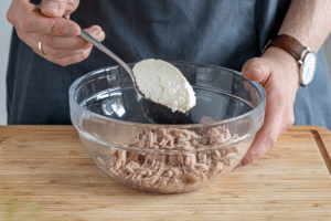 Frischkäse zum Thunfisch geben