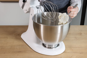Frischkäse aufschlagen