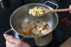 Ingwer und Knoblauch braten