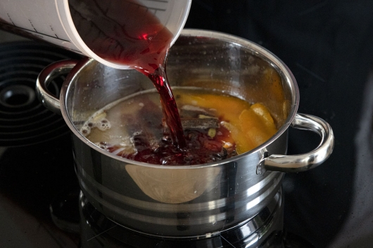 Rotwein in den Topf gießen
