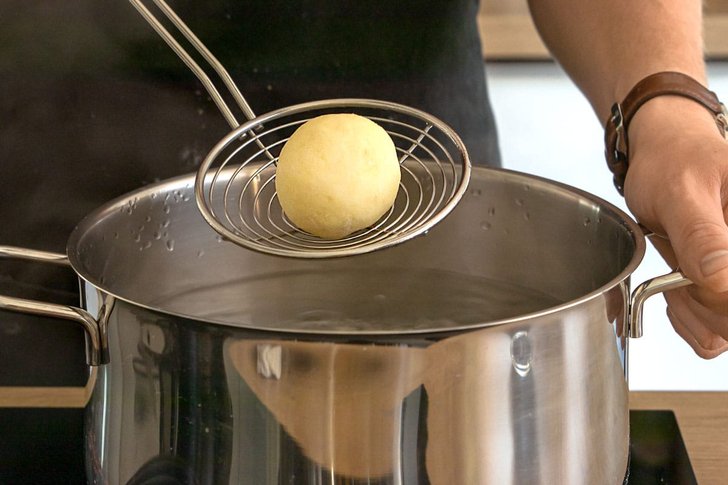 Grüne Klöße kochen