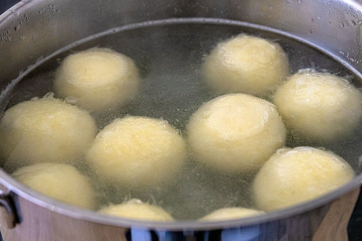 Grüne Klöße kochen