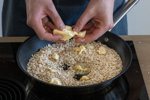 Butter zu Haferflocken geben