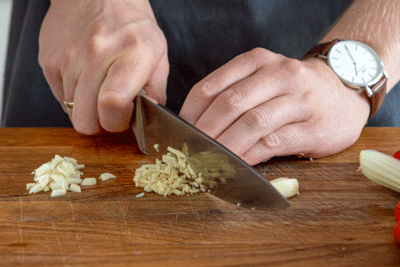 Ingwer und Knoblauch schneiden