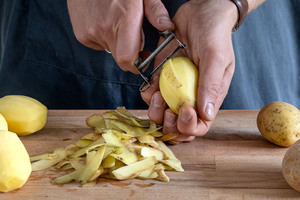 Kartoffeln schälen