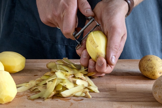 Kartoffeln schälen