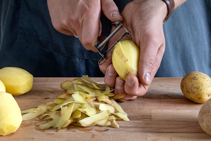 Kartoffeln schälen