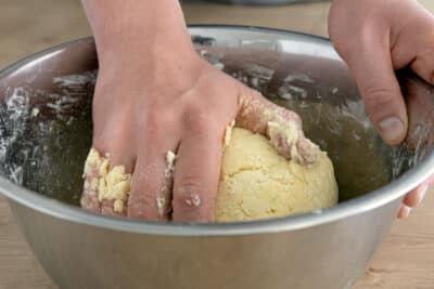 Teig für Wickelklöße kneten