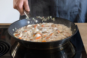 Gemüse mit Sahne in der Pfanne